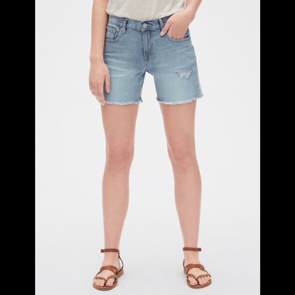 NWOT GAP Denim Mid-Rise 5” Cut Off Short Size 32